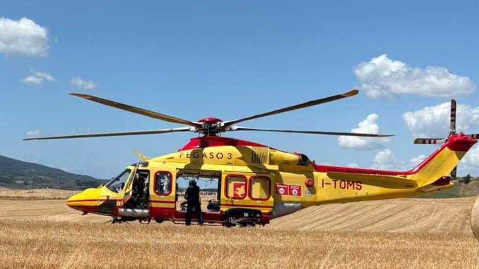 Riparbella, donna a piedi investita da una moto: è grave