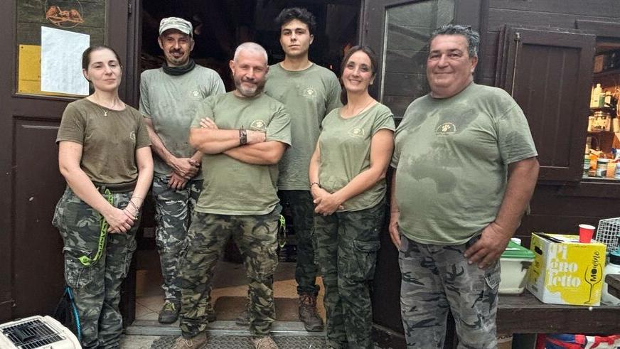 Piero Milani (al centro) con alcuni dei 30 volontari del Pettirosso