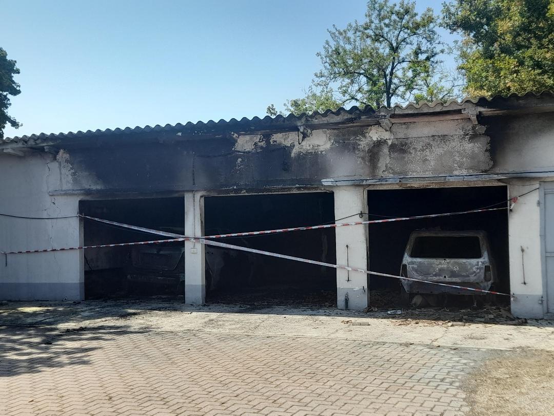 Accende la macchina e scoppia un incendio: conducente salva i cani dal rogo