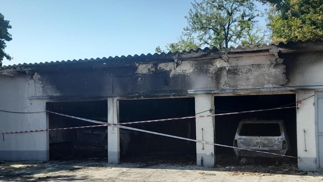 Accende la macchina e scoppia un incendio: conducente salva i cani dal rogo