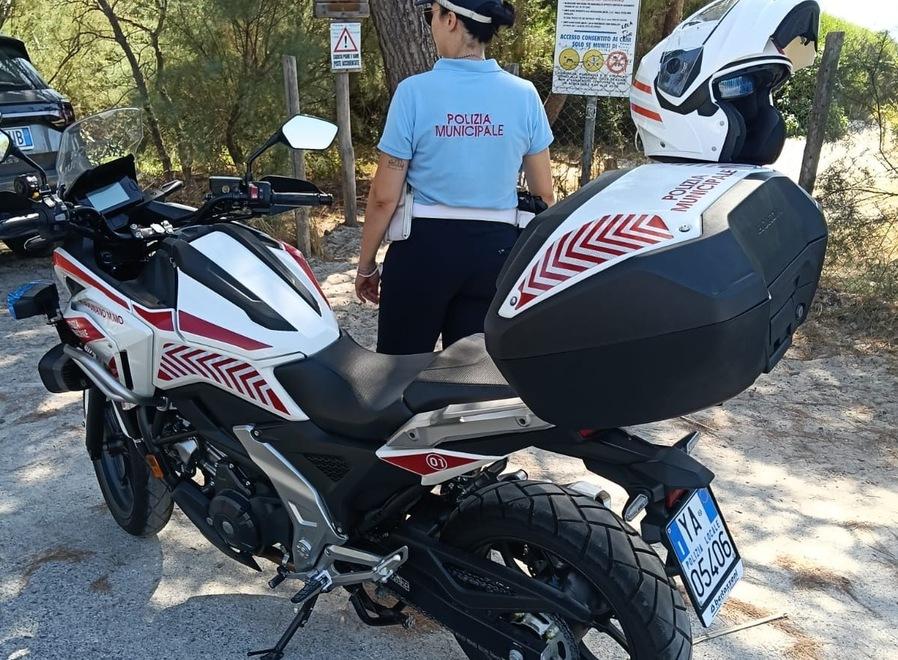 
	Un'agente della polizia municipale in servizio (Foto d&rsquo;archivio)

