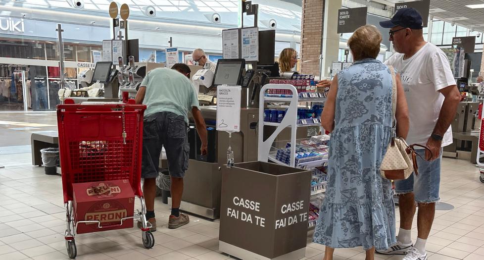 Casse automatiche a Ferrara, il boom: «Se ci lasciano le assistenti...»