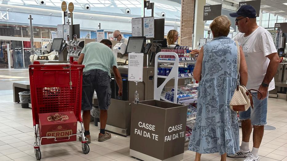 Casse automatiche a Ferrara, il boom: «Se ci lasciano le assistenti...»