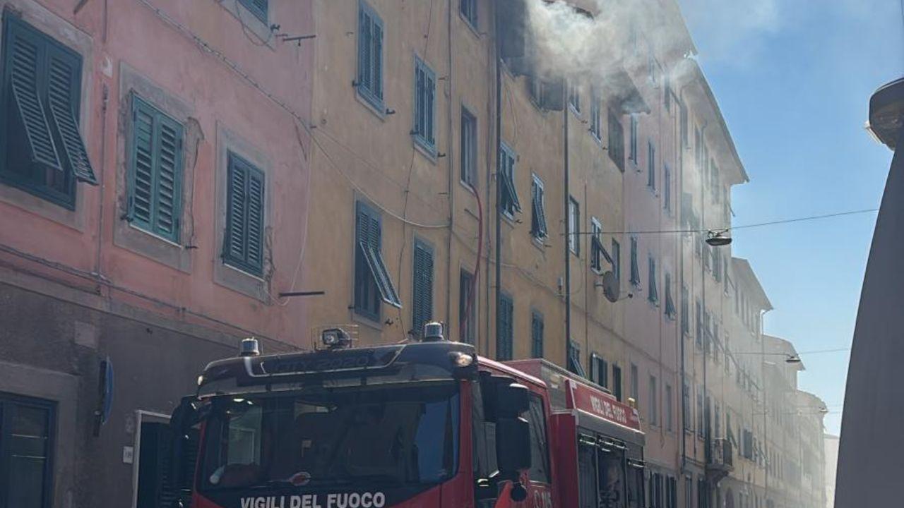 Fiamme in un palazzo in via San Carlo