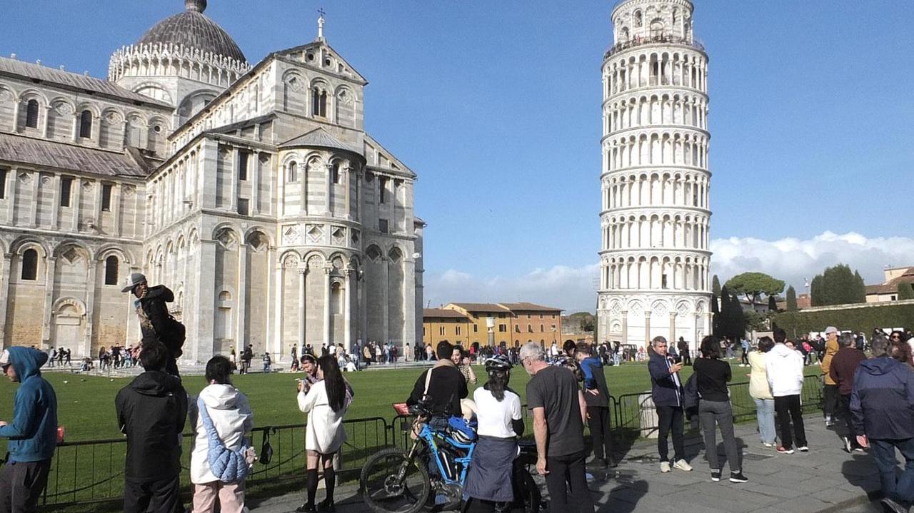 Turisti alla torre di Pisa