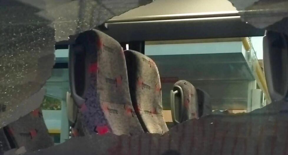 
	Il vetro dell&rsquo;autobus andato in frantumi dopo che che i ragazzi hanno preso a calci la porta

