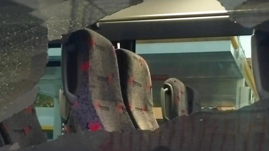 Il vetro dell’autobus andato in frantumi dopo che che i ragazzi hanno preso a calci la porta