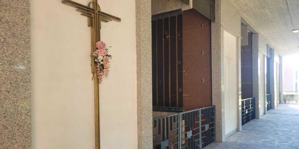 Ennesimo blitz dei ladri al cimitero, spariscono i crocifissi di ottone