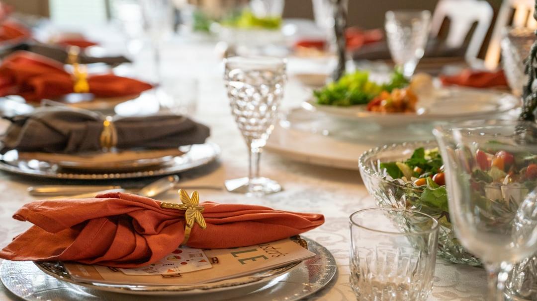 Una tavola imbandita (foto archivio)