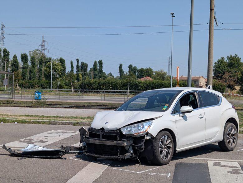 
	L'auto che ha investito la donna (foto Lapresse)

