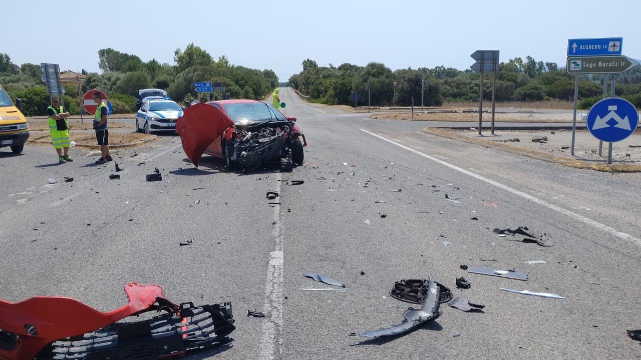 Scontro taxi-auto sulla provinciale: due persone in ospedale