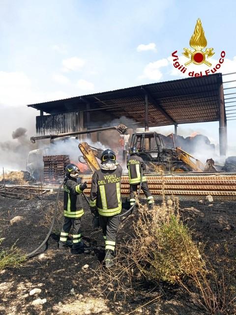 Ottana, vasto incendio in un’azienda in  località “Preda e Solu”, nella zona industriale
