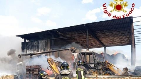 Ottana, vasto incendio in un’azienda in località “Preda e Solu”, nella zona industriale