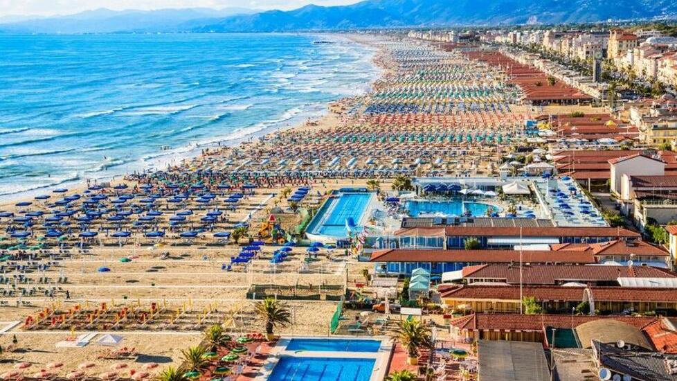 Ferragosto in Versilia, boom di prenotazioni a Lido e Forte: Viareggio resta indietro<br>