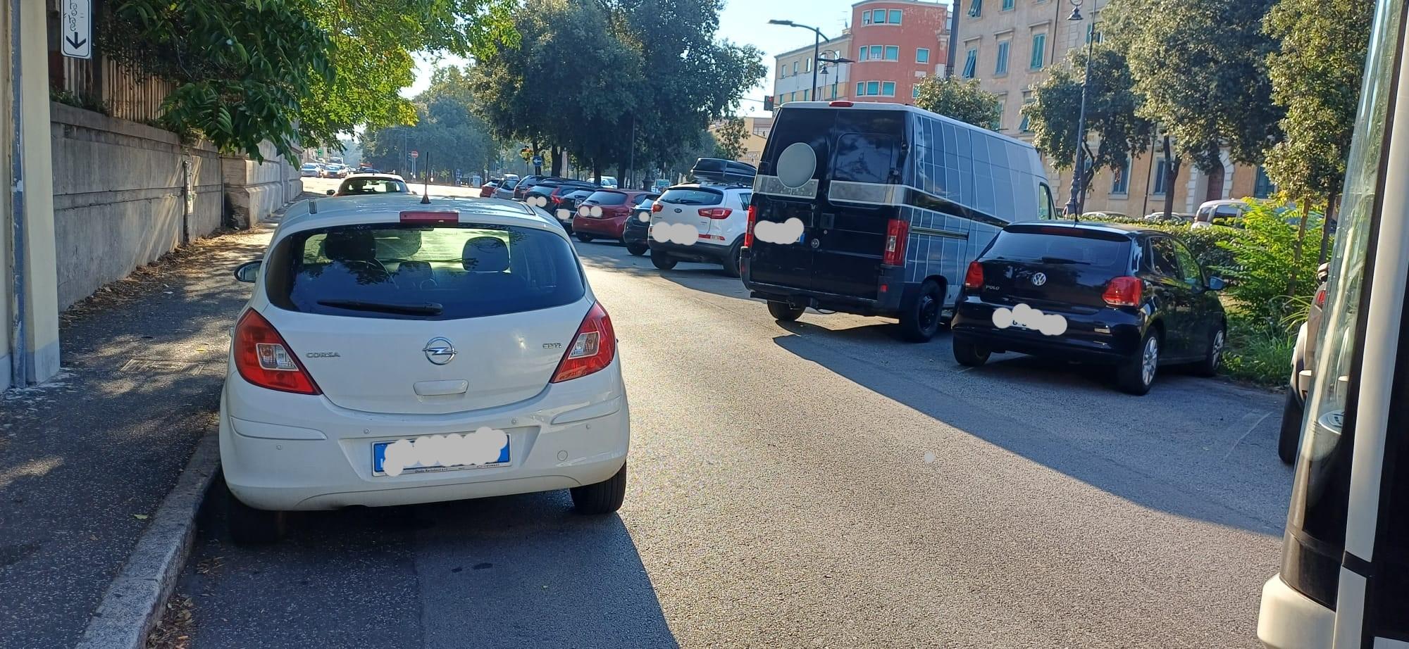 L'auto che ostacolava il bus