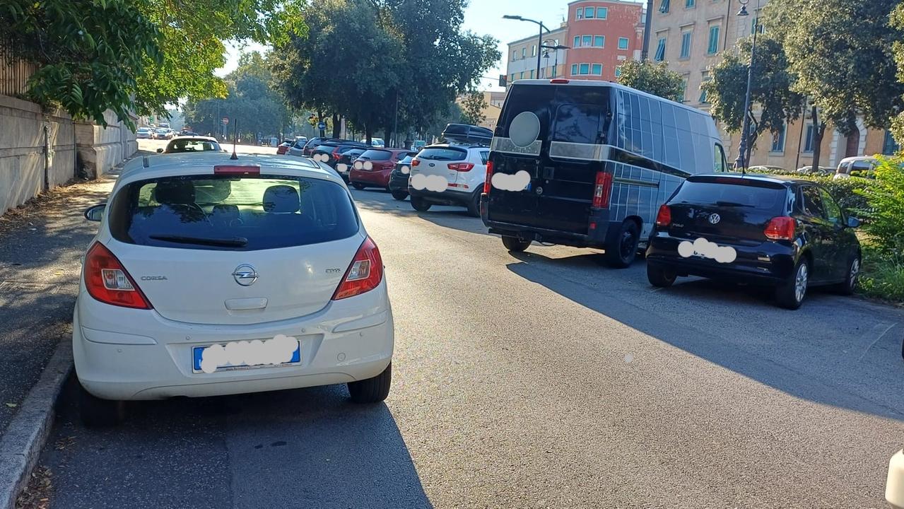 L'auto che ostacolava il bus