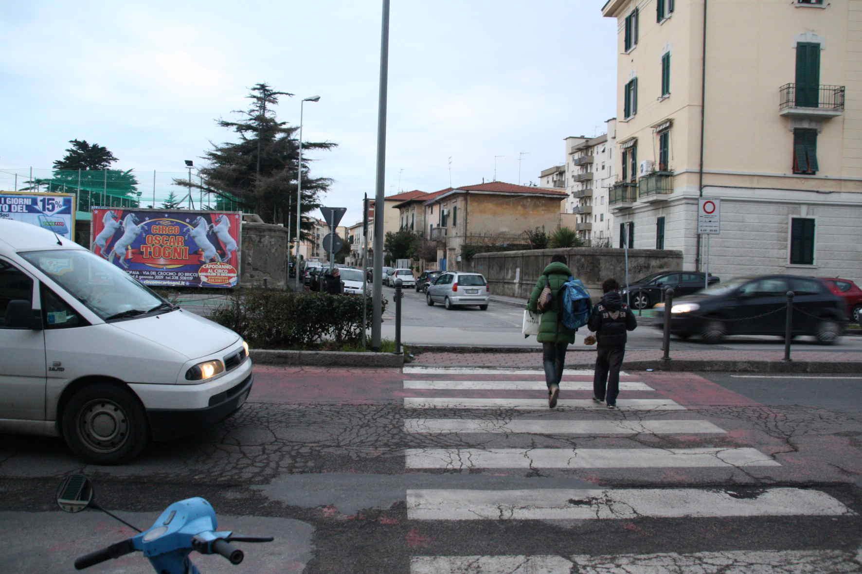 L'incrocio fra viale Ippolito Nievo e via Zola (foto d'archivio)