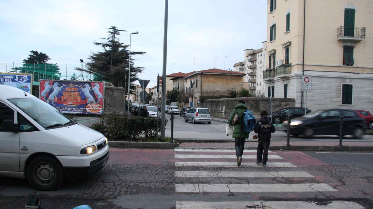 L'incrocio fra viale Ippolito Nievo e via Zola (foto d'archivio)