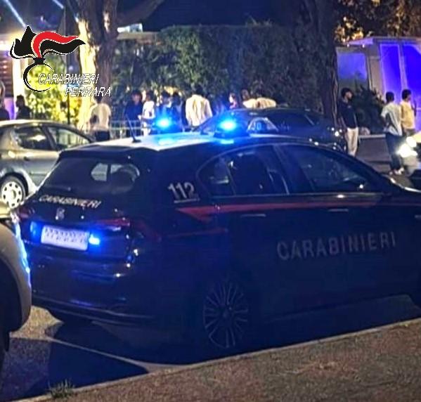 Ruba un portafogli nel locale ai Lidi, poi colpisce i carabinieri