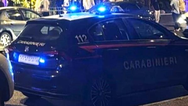 Ruba un portafogli nel locale ai Lidi, poi colpisce i carabinieri