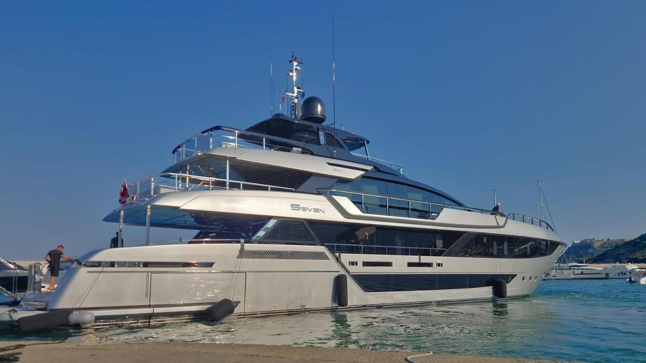 Lo yacht di Beckham e Adams ormeggiato a Cala Galera