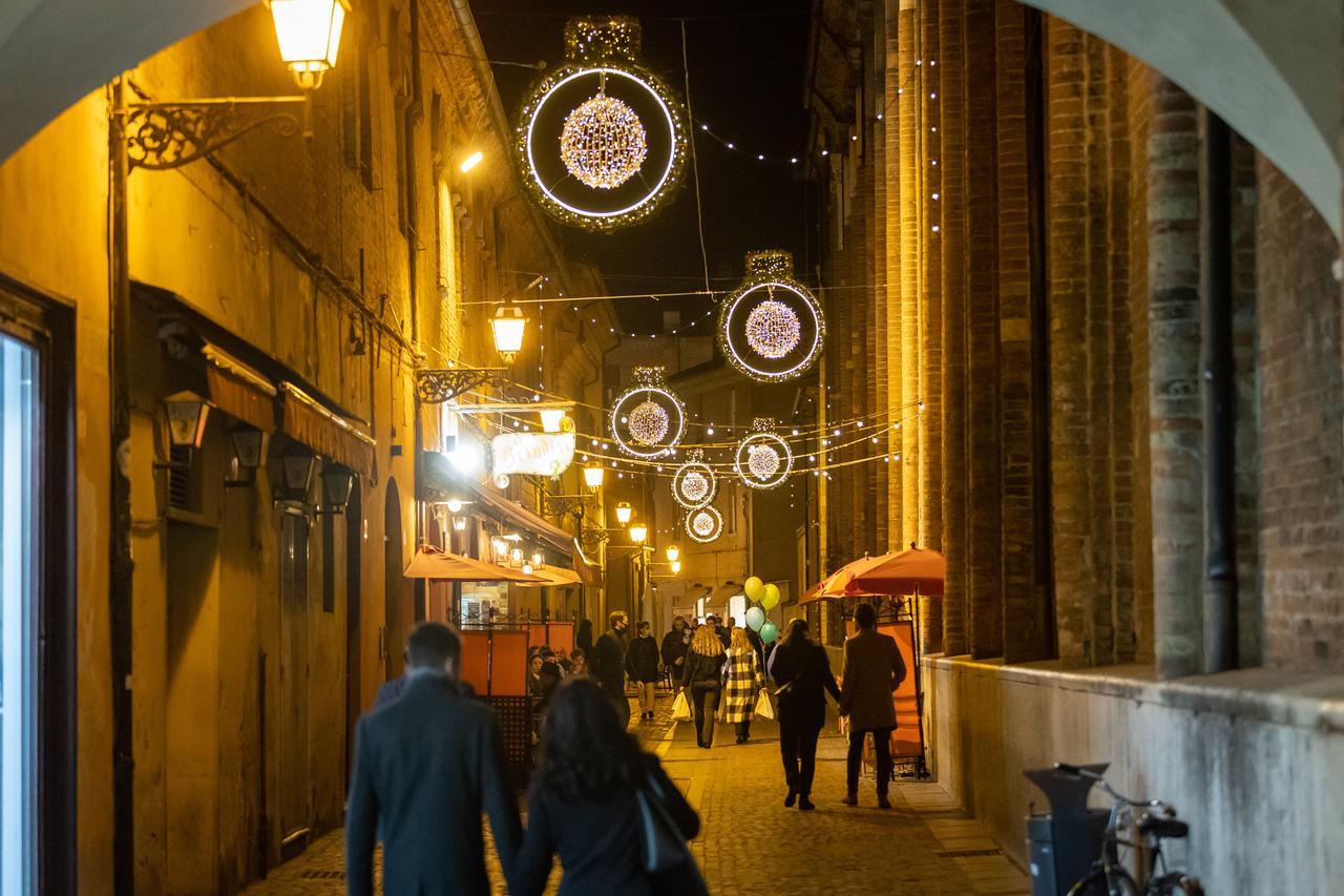 Ferrara, bando da 1,5 milioni per le luci di Natale e San Valentino
