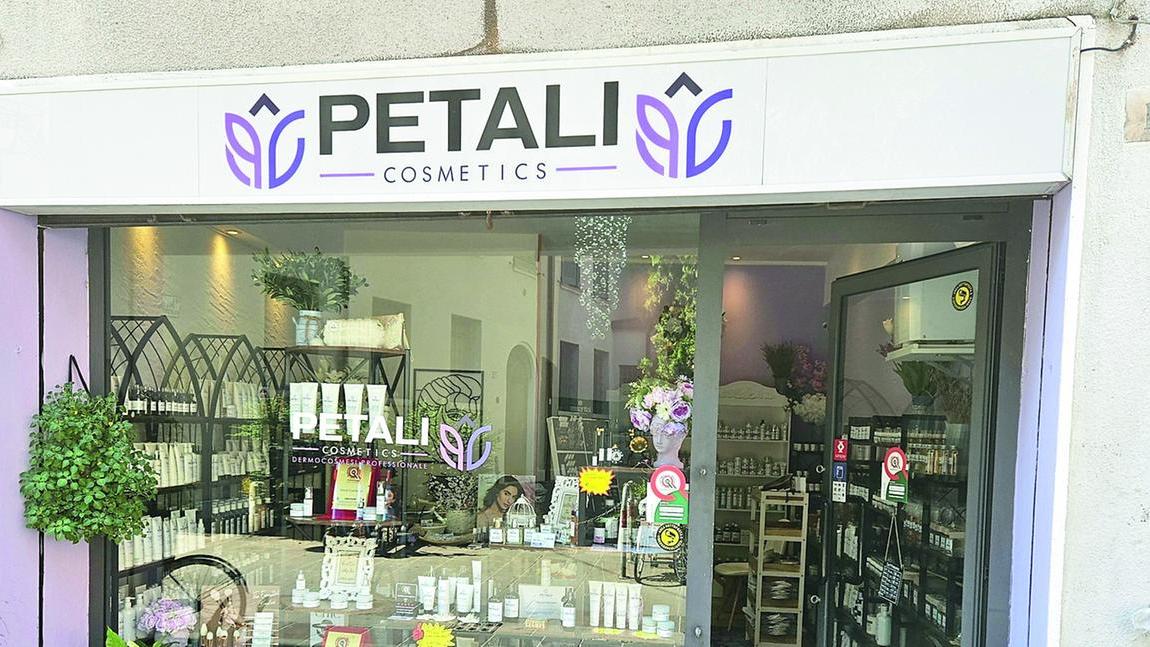 Ferrara, il negozio assediato dai clienti di un’agenzia di viaggio fantasma