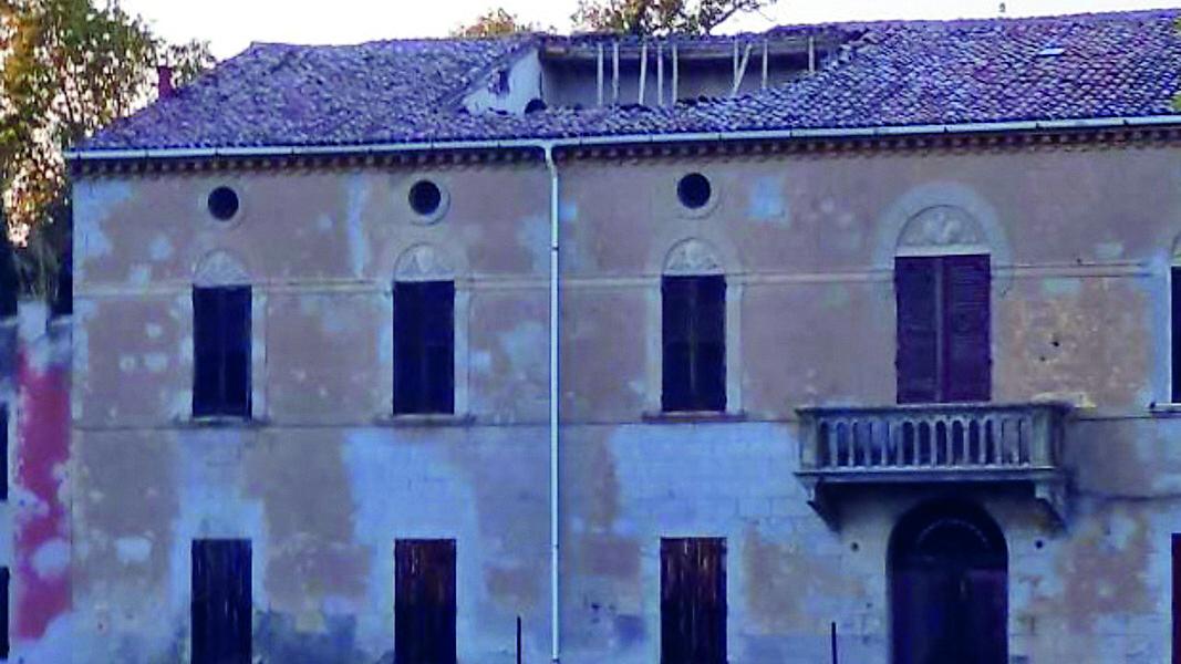 Gualdo, crolla il tetto di Villa Gulinelli Navarra
