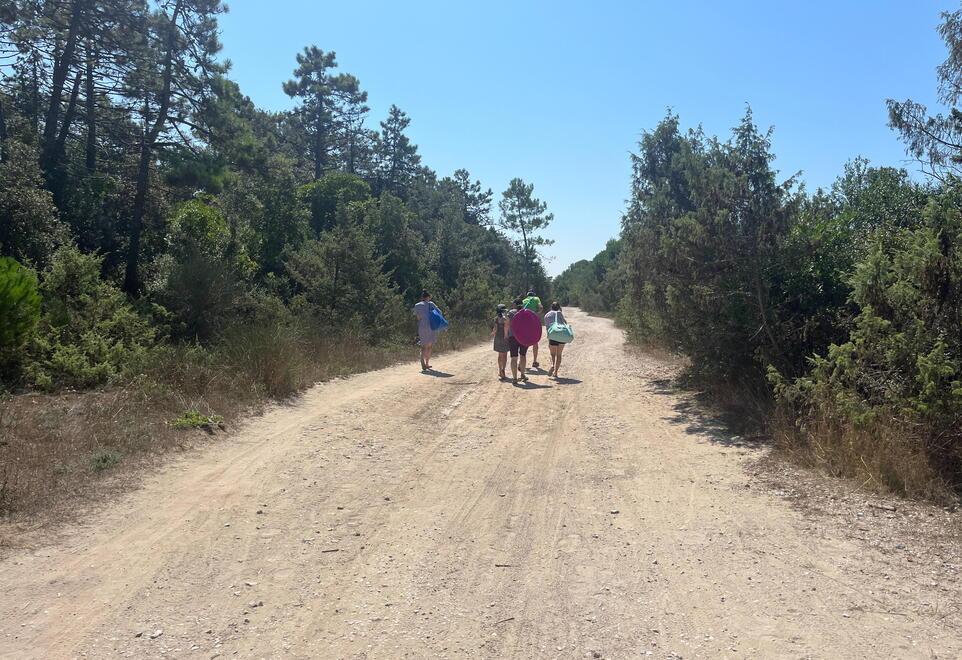 
	Bagnanti passano nel luogo dov'&egrave; stato ritrovato il cadavere (foto Stick)

