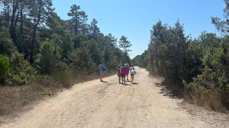 Bagnanti passano nel luogo dov'è stato ritrovato il cadavere (foto Stick)