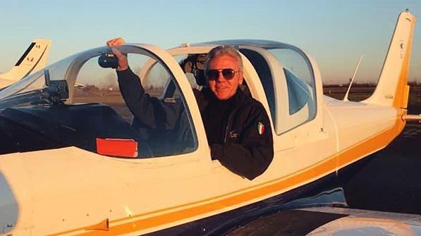 L’imprenditore carpigiano sul suo aereo ultraleggero<br />
