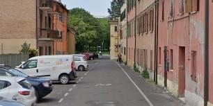Esce di casa e viene molestata: «Mia figlia 15enne inseguita da due uomini, poi si è rifugiata in un palazzo»