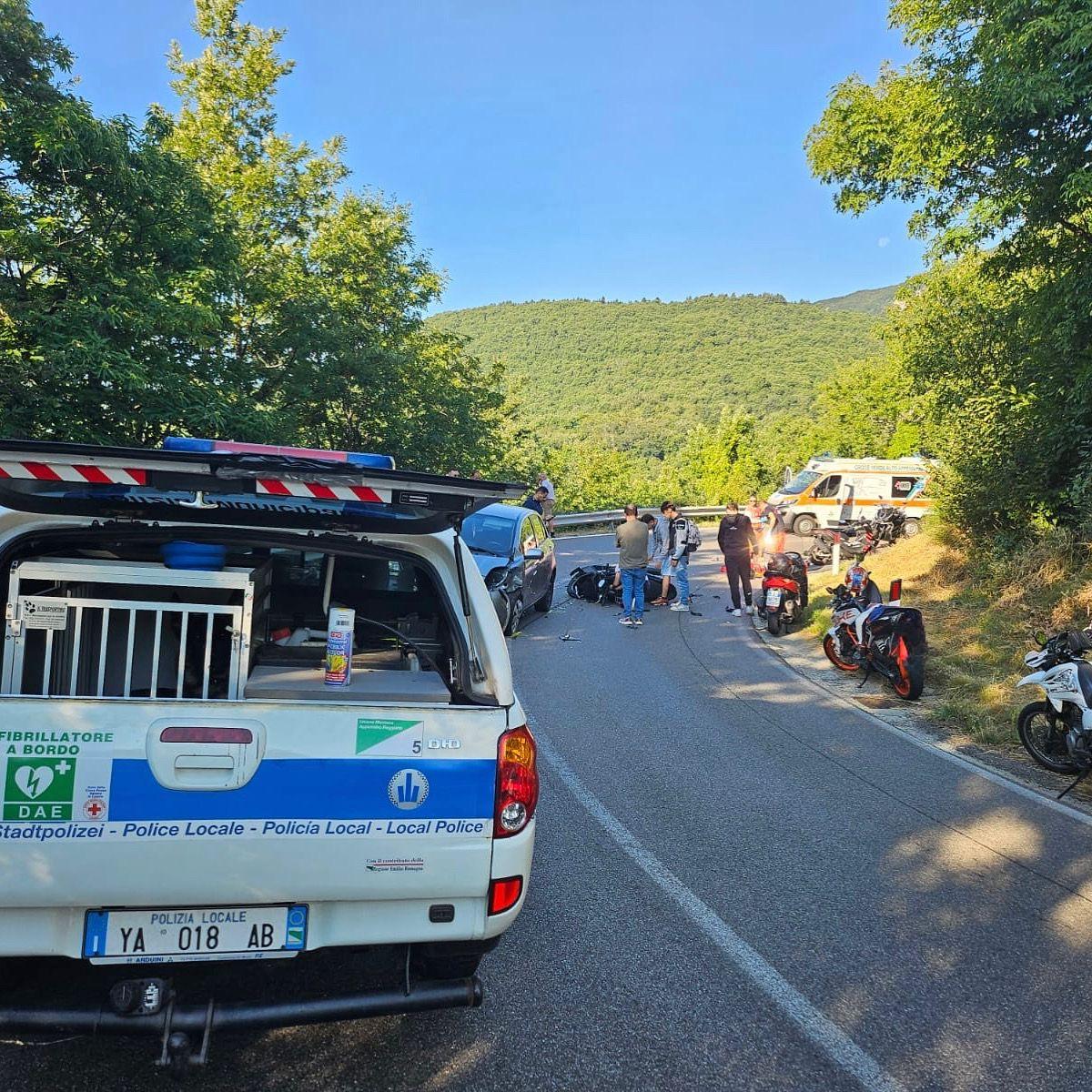 Schianto tra due moto e un’auto a Cervarezza