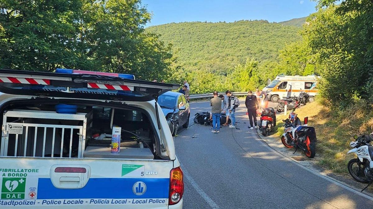 Schianto tra due moto e un’auto a Cervarezza