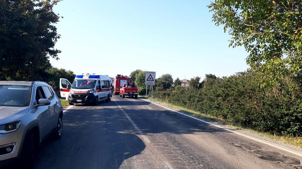 Rolo, incidente tra scooter e un autocarro: grave un 89enne