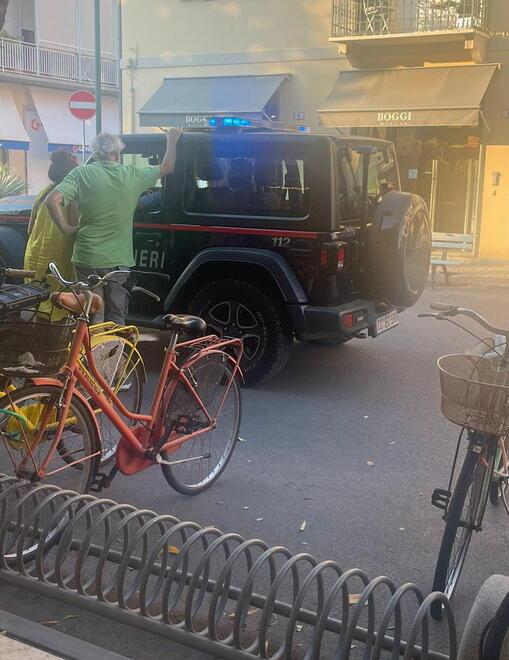 
	I carabinieri in piazza Dante a Forte dei Marmi

