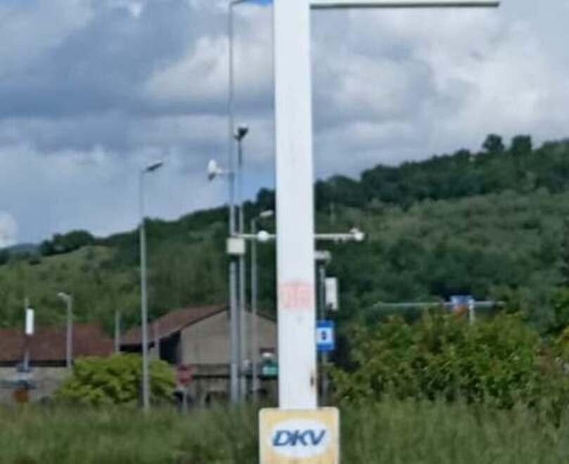 
	L'ingresso del distributore in cui &egrave; avvenuta la rapina

