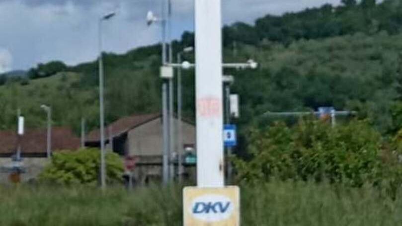 L'ingresso del distributore in cui è avvenuta la rapina