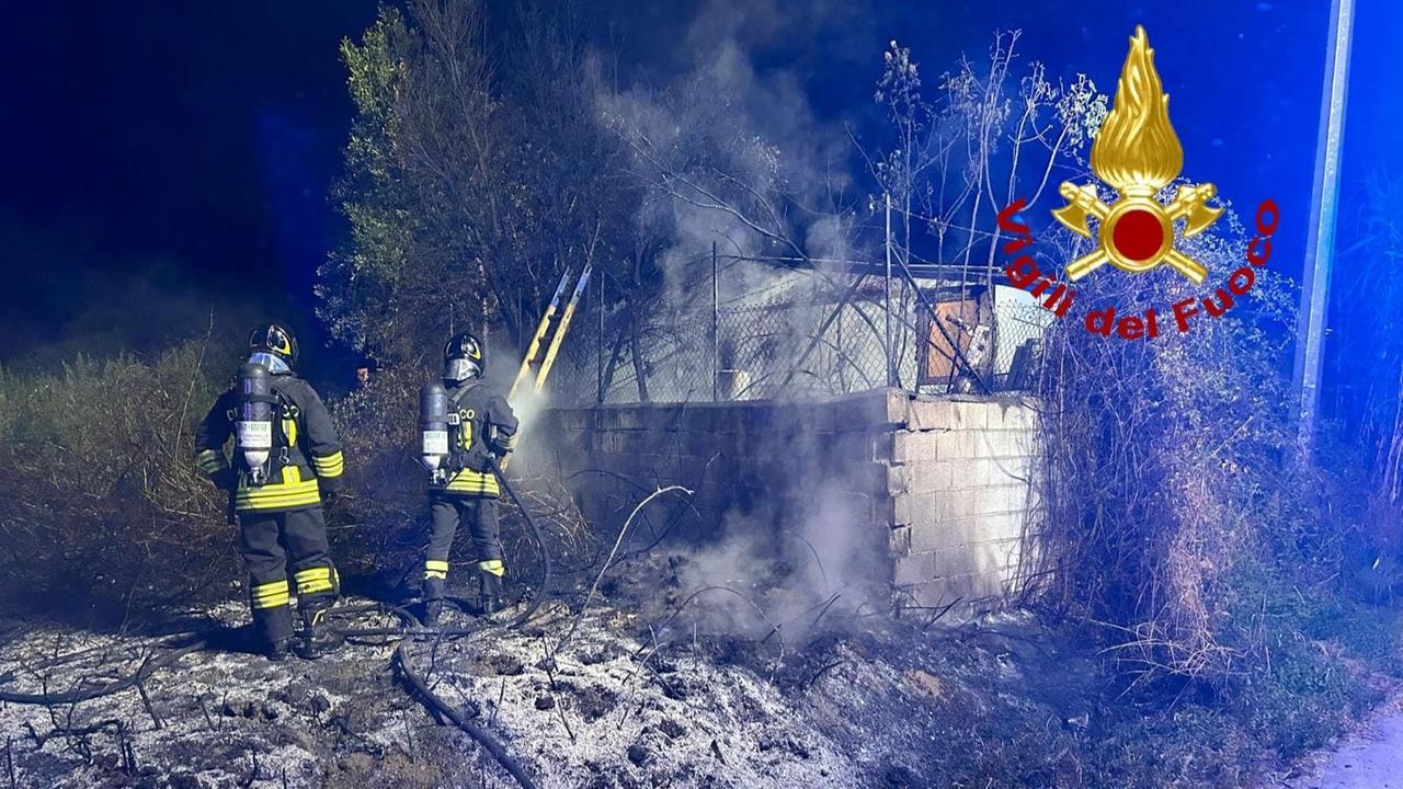Incendio a Olbia, paura nella notte