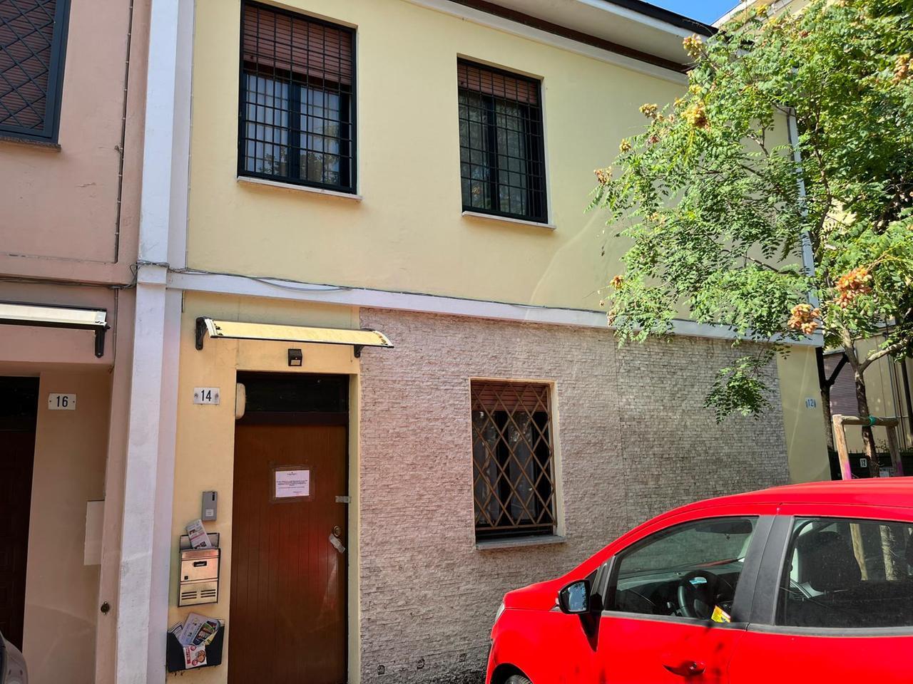 Professore di Unimore in pensione trovato morto in casa con una cintura al collo
