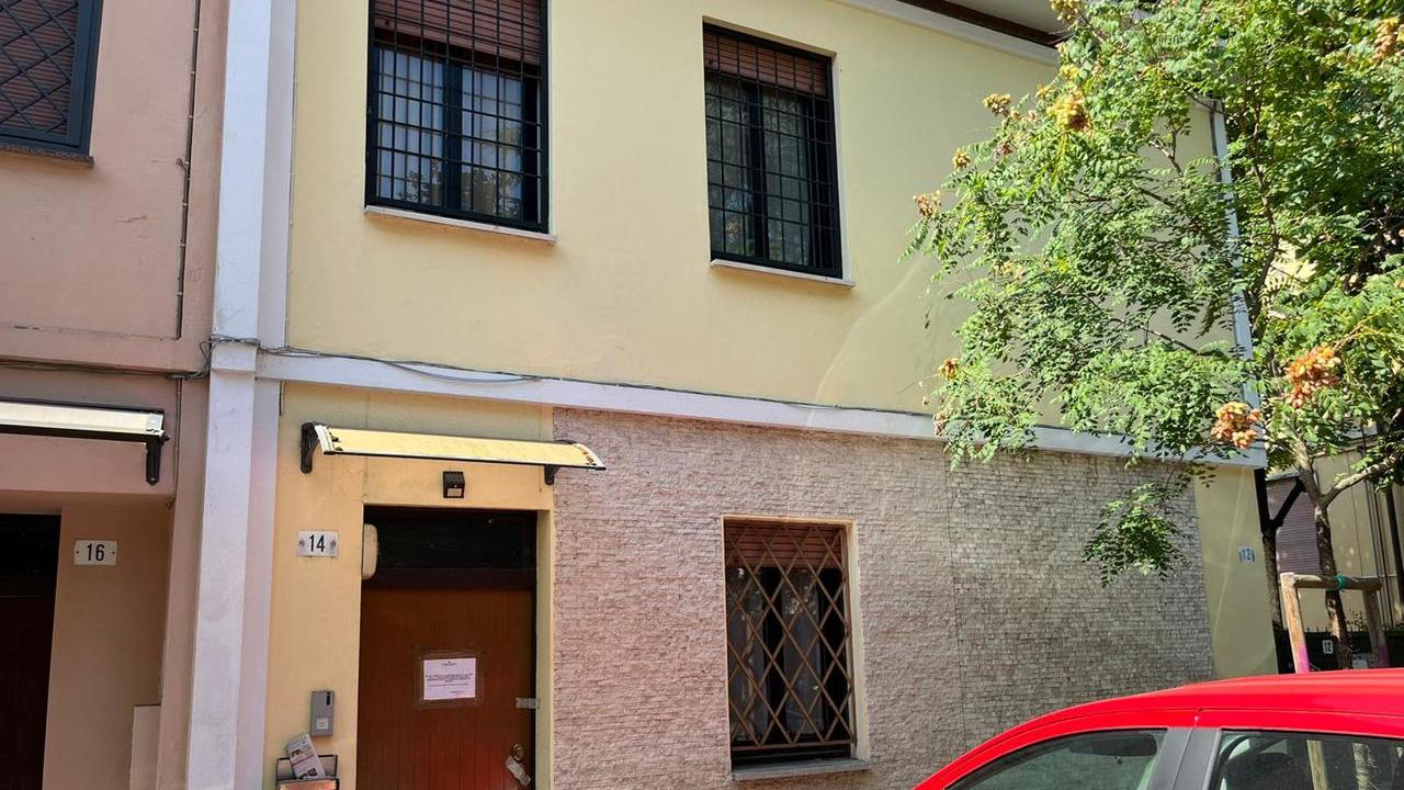 Professore di Unimore in pensione trovato morto in casa con una cintura al collo