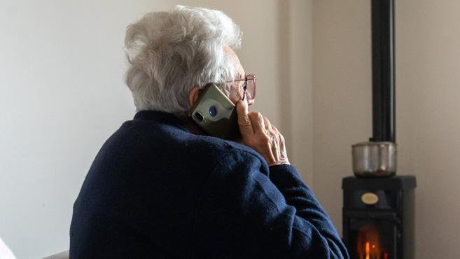 Toscana, ondata di truffe telefoniche: finti poliziotti ingannano le vittime usando numeri veri delle forze dell’ordine