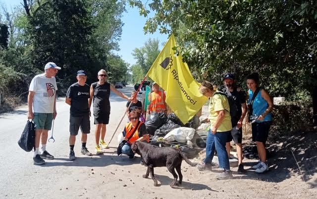 Volontari ripuliscono l’Enza, raccolti venti sacchi di rifiuti