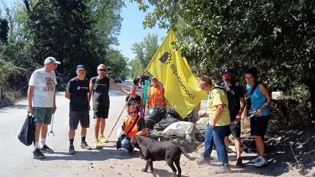 Volontari ripuliscono l’Enza, raccolti venti sacchi di rifiuti