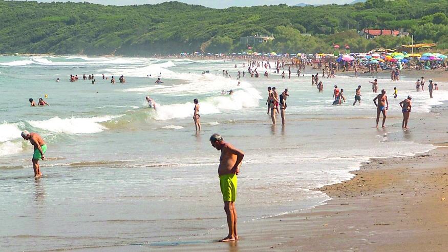 Uno scorcio della spiaggia di Baratti (foto Lorenzo Manzini)