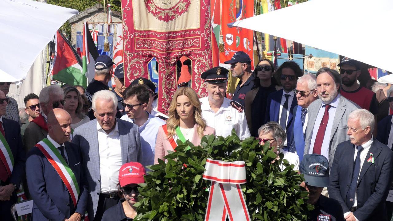 La sindaca di Genova, Silvia Salis, il presidente della Regione, Eugenio Giani, alla commemorazione per l'eccidio di Sant'Anna di Stazzema
