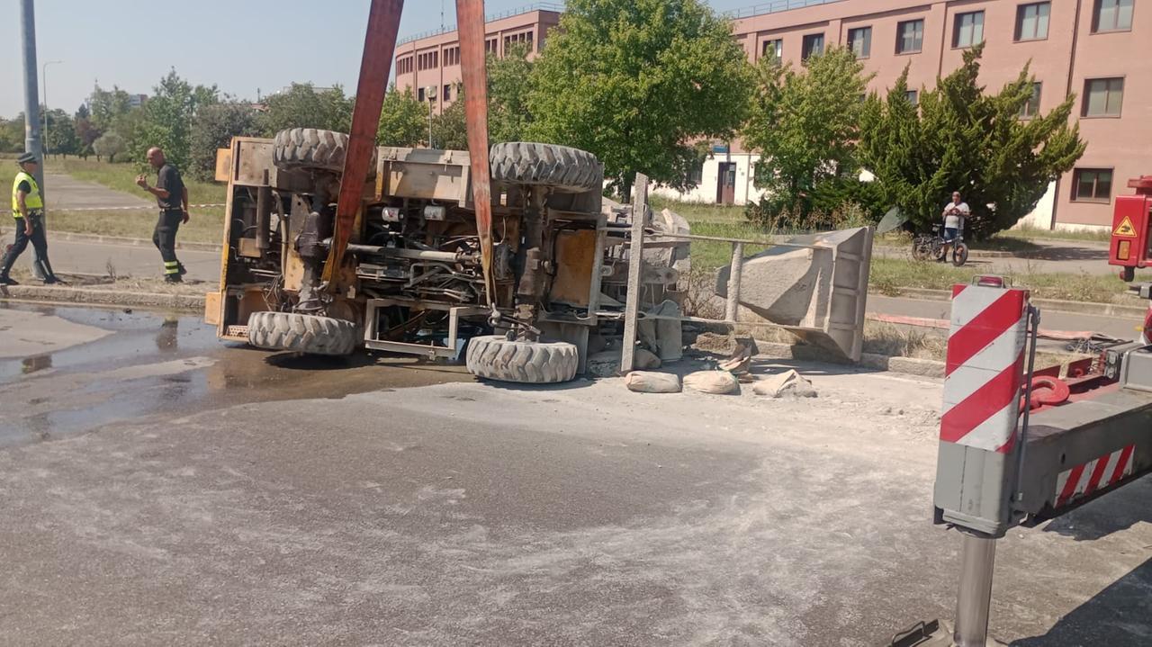 
	La betoniera caduta in via Divisione Acqui

