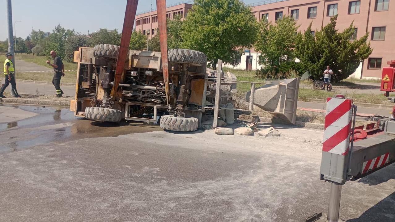 La betoniera caduta in via Divisione Acqui