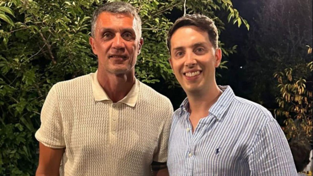 Paolo Maldini insieme a un tifoso all'osteria a'Pagliai di Querceta (Foto Instagram / @osteriaapagliai)