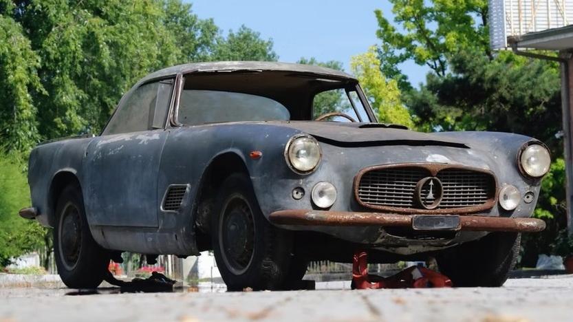 La Maserati “dimenticata” di Juan Manuel Fangio all’asta per 210mila euro: la lasciò in fabbrica a Modena nel ‘66